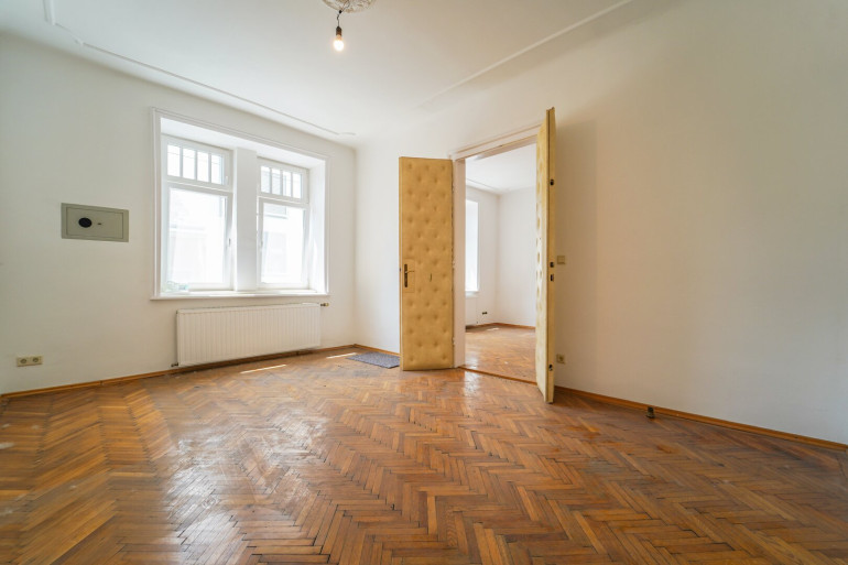 Wohnung - 1140, Wien - Sanierungsbedürftige Altbau-Wohnung mit viel Potenzial in S-Bahn und U-Bahn Nähe | Hochparterre und Souterrain Maisonette
