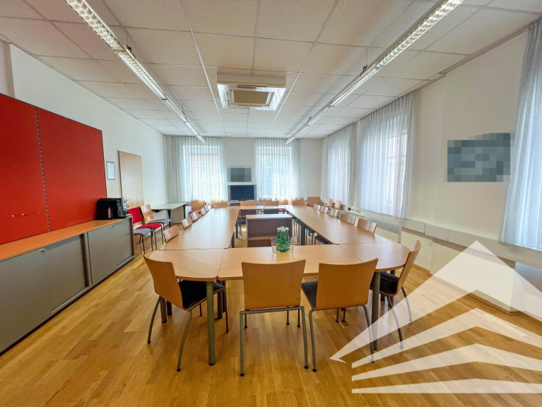 Büro / Praxis - 4040, Linz - 600 m² Bürofläche in Urfahr mit Mitarbeiterwohnungen zu vermieten!