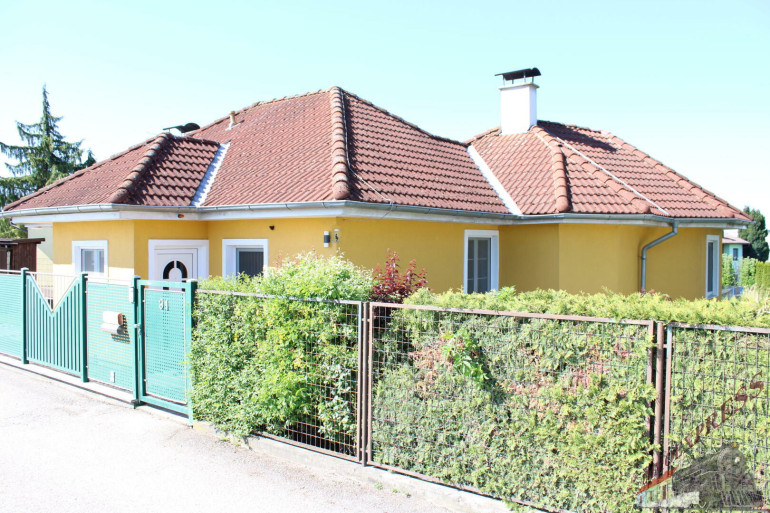Haus - 2000, Stockerau - Traumhaftes gelegenes Einfamilienhaus mit direktem Seezugang - Ihr persönliches Refugium ZIEGELMASSIV