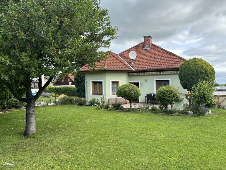 Haus - 2751, Wöllersdorf-Steinabrückl - Bungalow mit Keller, Garage und gepflegten Garten!