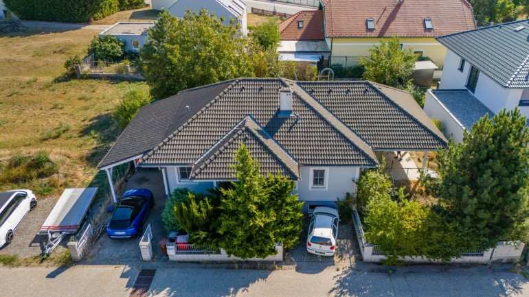 Haus - 2202, Königsbrunn - Renovierungsbedürftiger Bungalow mit Wohnkeller auf 700m² Grund mit großer Terrasse und Swimmingpool