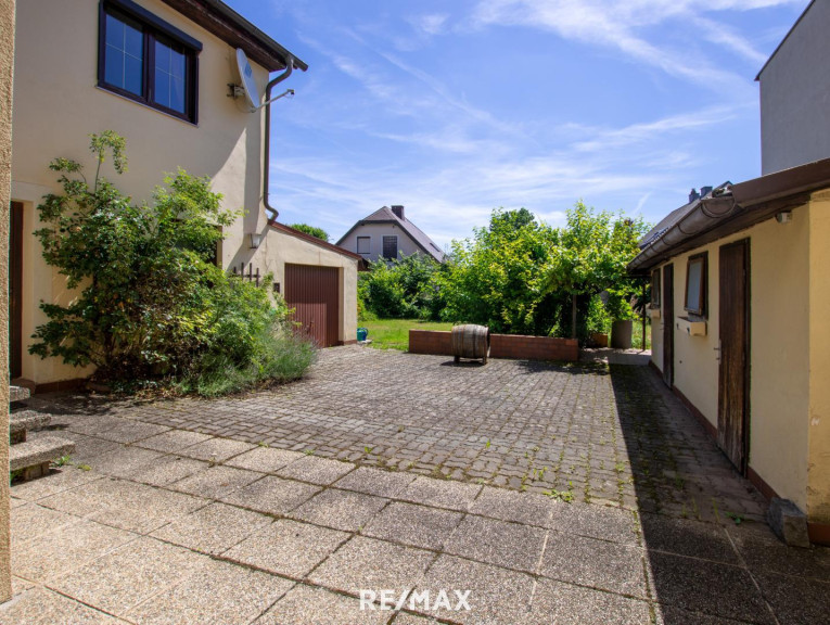 Haus - 2540, Bad Vöslau - MACH MICH SCHÖN! Sanierungswürdiges Mehrfamilienhaus mit 2 Wohneinheiten und viel Potential!