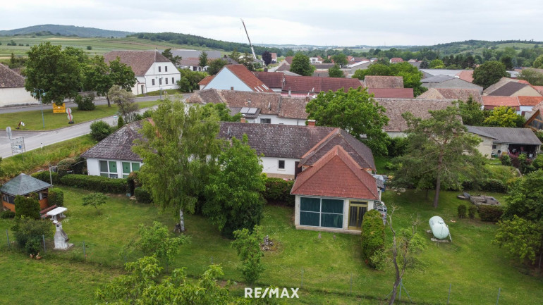 Haus - 3730, Stoitzendorf - Bungalow mit Nebengebäude und großem Garten