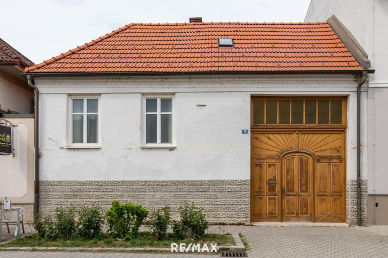 Haus - 7093, Jois - Interessante Immobilie mit Halle und Wirtschaftsgebäude im Zentrum von Jois