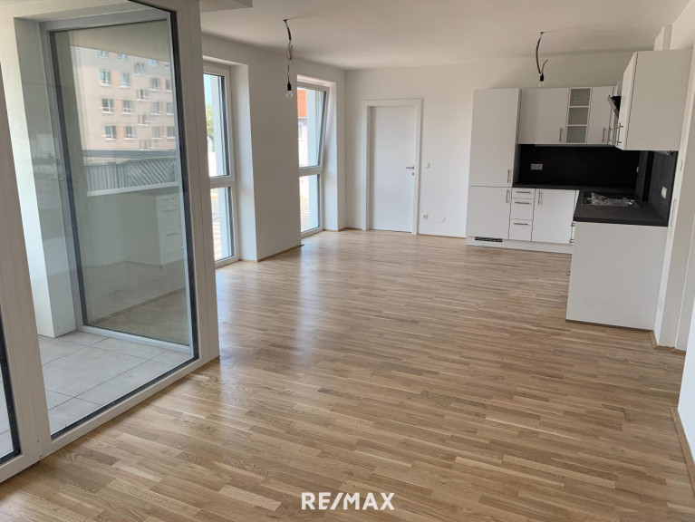 Wohnung - 2700, Wiener Neustadt - <b>Exklusives Wohnen im Herzen von Wiener Neustadt - Traumwohnung im Dachgeschoß, vollsaniert mit Balkon und Stellplatz!</b>