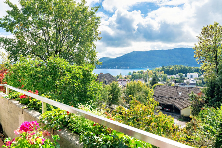 Haus - 9201, Krumpendorf am Wörthersee - Architektenhaus mit Seeblick und Gestaltungspotenzial in Krumpendorf am Wörthersee