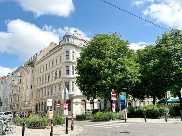 Wohnung - 1080, Wien - 106m² unrenovierte Altbaufläche!