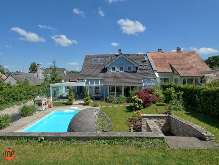 Haus - 2122, Ulrichskirchen - Traumhaftes Wohnen im Grünen: Bungalow mit 5 Zimmern, Loggia, Terrassen und Garage