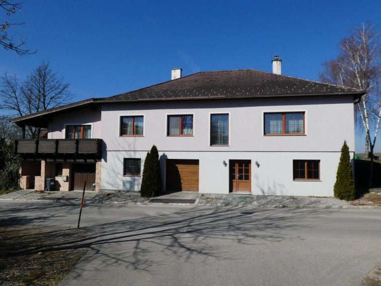 Haus - 2004, Niederfellabrunn - RENOVIERUNGSBEDÜRFTIGES FAMILIENHAUS: Viel Platz, zwei Eingänge und zwei Garagenplätze