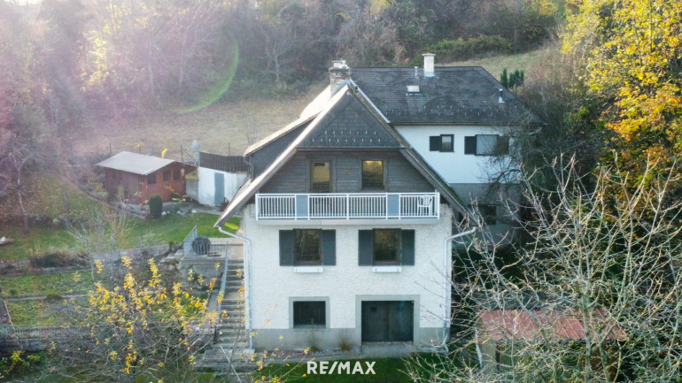 Haus - 8240, Friedberg - Haus mit zwei Wohneinheiten und Gartenidylle