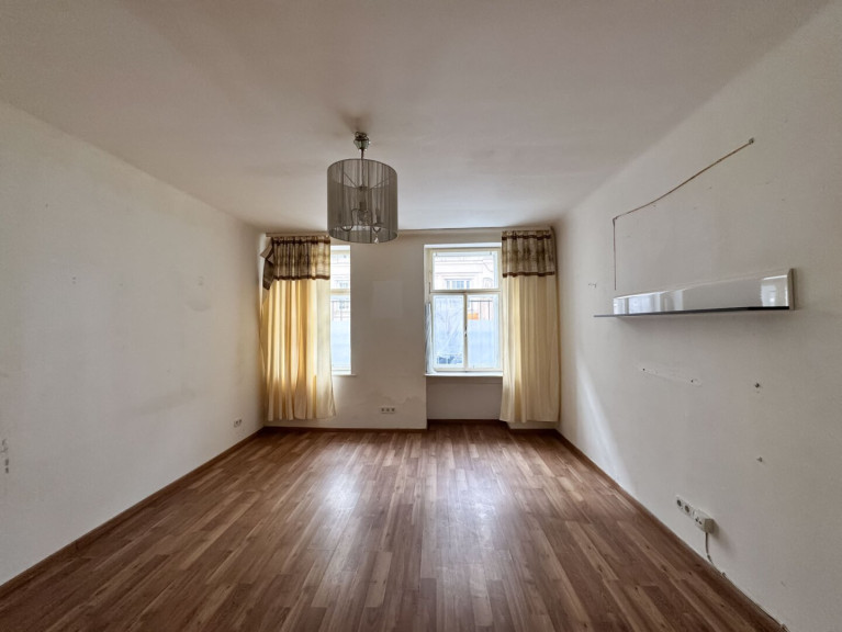 Wohnung - 1140, Wien - Renovierungsbedürftige Zwei-Zimmer-Wohnung im Erdgeschoss mit Garten, Nähe U3 Hütteldorfer Straße!
