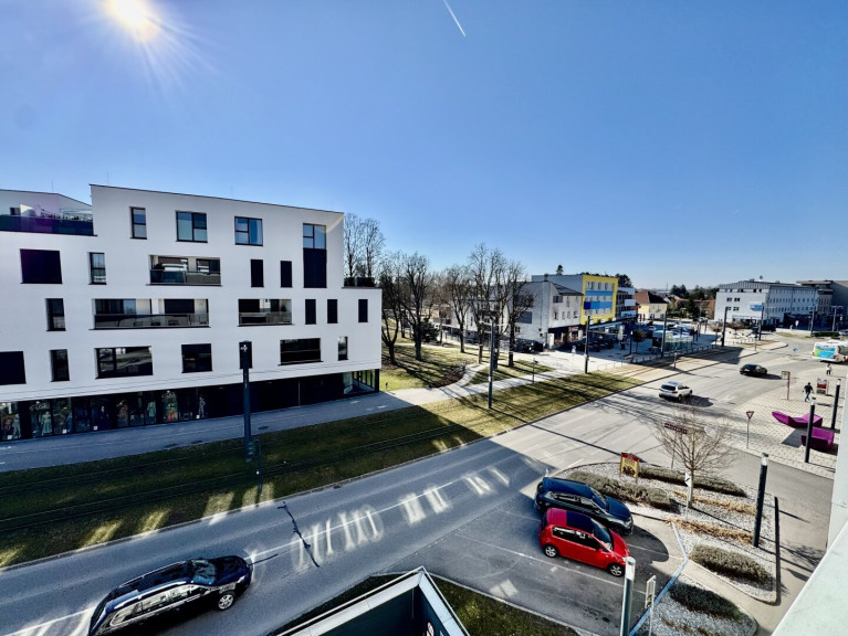 Büro / Praxis - 4050, Traun - Lichtdurchflutete Ordinations-/ Praxisfläche mit Schlossblick im Ärztezentrum