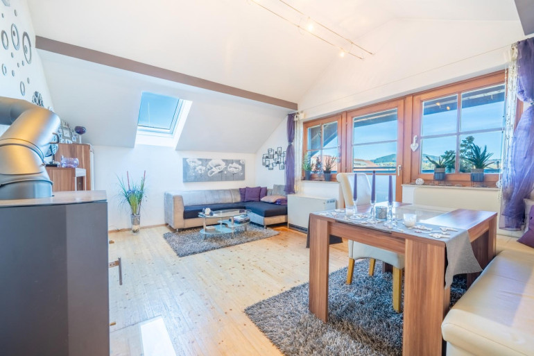 Wohnung - 5202, Neumarkt am Wallersee - Leben im Zentrum -  charmante 2-3 Zimmer Wohnung  im Dachgeschoss – hell, offen, charmant