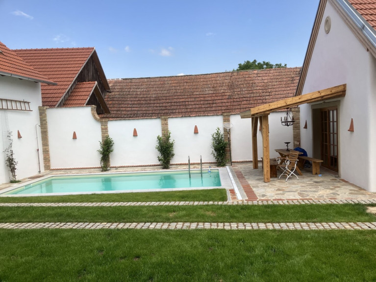 Haus - 3704, Heldenberg - RESIDENZ AM HELDENBERG MIT PFERDEHALTUNGS MÖGLICHKEIT