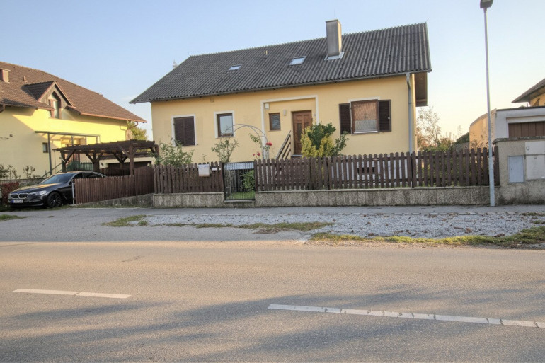 Haus - 2201, Seyring - CHARMANTES; SANIERTES EINFAMILIENHAUS mit 6 ZIMMERN, GARTEN, GARAGE und CARPORT