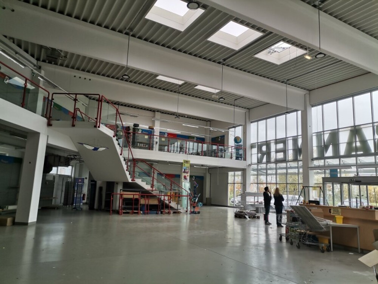 Halle / Lager / Produktion - 7000, Eisenstadt - Modernes Gewerbezentrum mit 2618m² Fläche und 122 Stellplätzen in zentraler Lage zu vermieten - nur 6,00€/m²!   Teilbar!