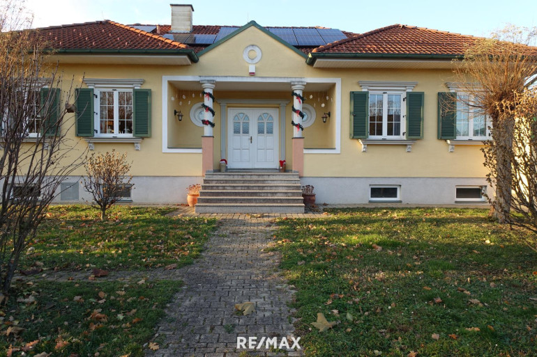 Haus - 7444, Unterloisdorf - Repräsentatives Einfamilienhaus mit großen Garten &amp; Naturpool