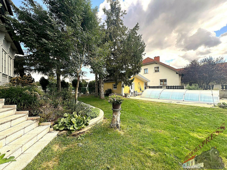 Haus - 2201, Gerasdorf bei Wien - WEIHNACHTSAKTION!!! 250 m² Familientraum mit 140 m² Wohnkeller und 30 m²Garage! Großer Garten mit Swimmingpool! Sauna im Nebengebäude!