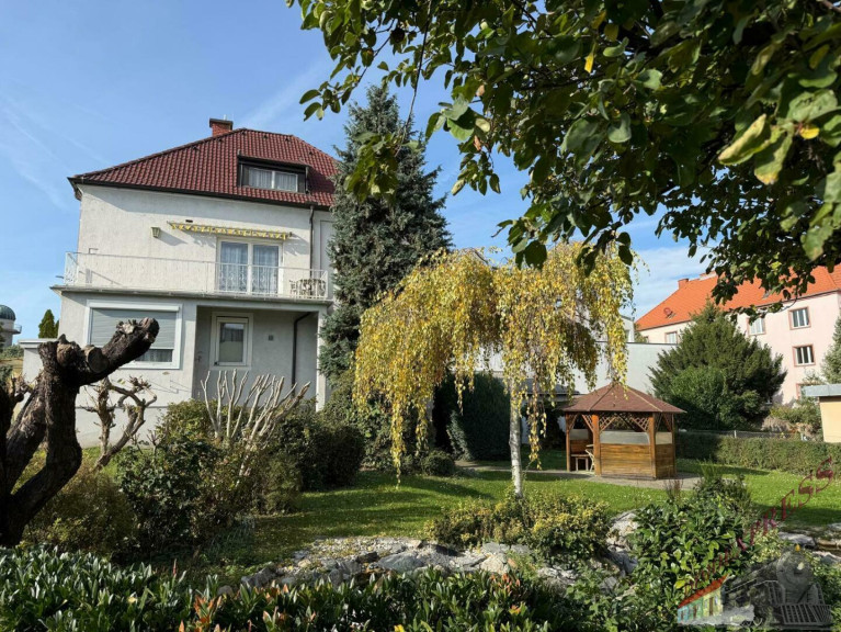 Haus - 7000, Eisenstadt - Sehr gut gelegenes Einfamilienhaus in Eisenstadt mit Gartenteich, Pavillon, Laube und Garage sowie Werkstatt  - Grundstücksfläche fast 1.000 m²