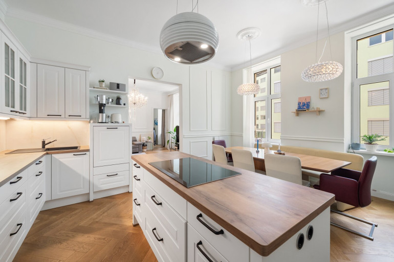 Wohnung - 1030, Wien - Exklusiv sanierte Altbauwohnung mit 2 Schlafzimmern, 2 Bädern, Stuck, Kaminofen und genehmigtem Balkon in bester Lage