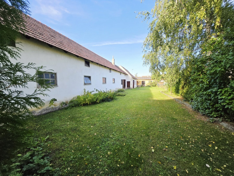 Haus - 2074, Unterretzbach - Großzügiges, ruhig gelegenes Wohnhaus mit umfangreichen Nebengebäuden und großem Schuppen
