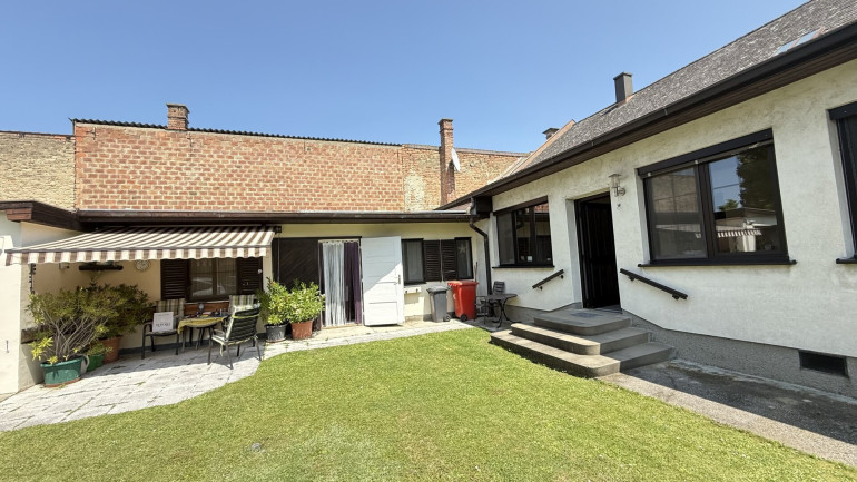 Haus - 2435, Ebergassing - Großes Einfamilienhaus mit Veranda und Wirtschaftsanbau mit uneinsichtigen Garten + Ausbaupotential!