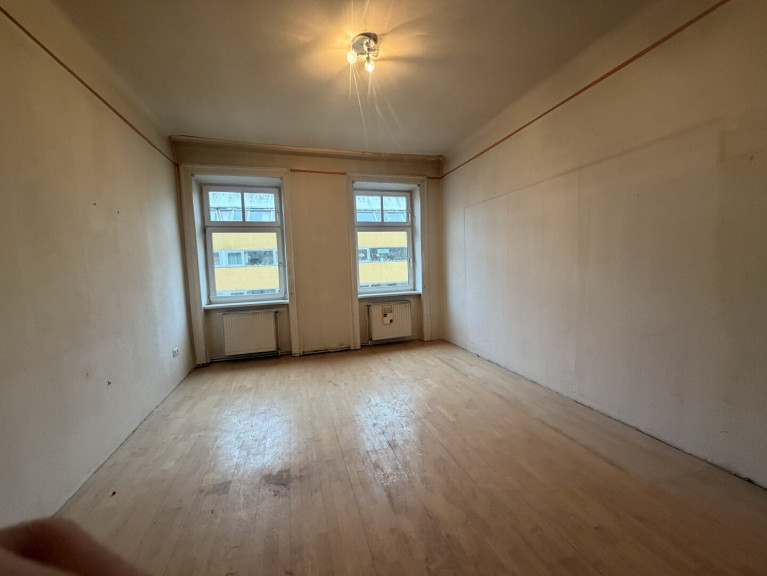 Wohnung - 1140, Wien - Fenzlgasse - sanierungsbedürftiger 2 Zimmer Altbau mit extra Küche zu vermieten