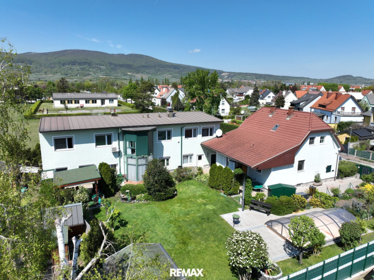 Haus - 2514, Traiskirchen - Zwei Häuser - großes Grundstück in ruhiger Lage - moderner Pool inklusive!