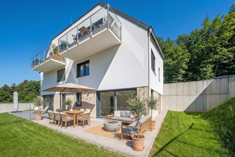 Haus - 3001, Mauerbach - Neuwertige Doppelhaushälfte mit 8 Zimmern, Terrasse und Garten in Grünlage nahe Wien