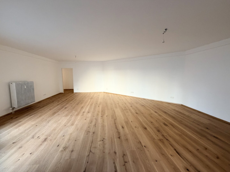 Wohnung - 1120, Wien - Erstbezug nach Sanierung! 105 m2 große ruhige 3-Zimmer Wohnung mit großzügigem Wohnzimmer zu vermieten!