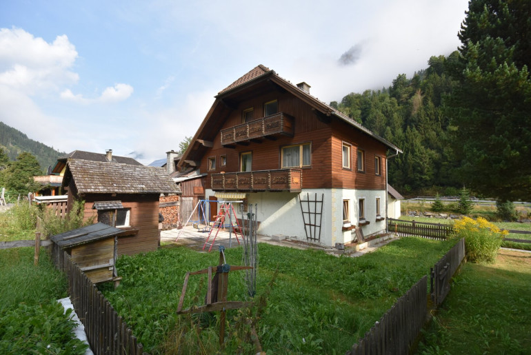 Haus - 5583, Muhr - Landhaus in Muhr: Großzügige Fläche, 3 Balkone, Garage und mehr.