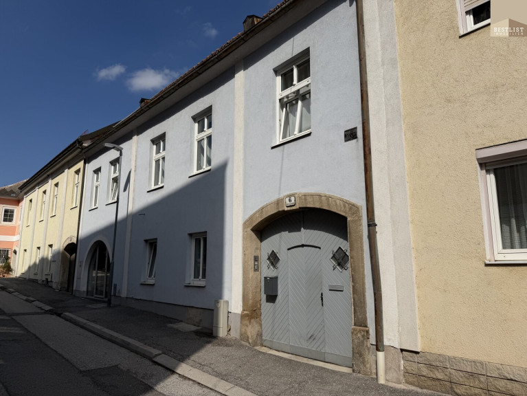 Zinshaus Renditeobjekt - 7000, Eisenstadt - Gepflegtes, kleines Zinshaus in der Nähe des Schloßes mit charmantem Gewölbekeller und schönen Terrassen!