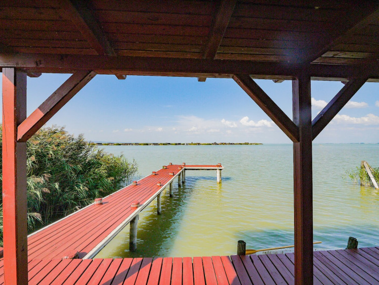 Haus - 7071, Rust - SONNENANBETER UND SEGLER AUFGEPASST - FLACHDACHHÜTTE MIT BOOTSGARAGE IN DER RUSTER BUCHT AUF PACHTGRUND ZU KAUFEN