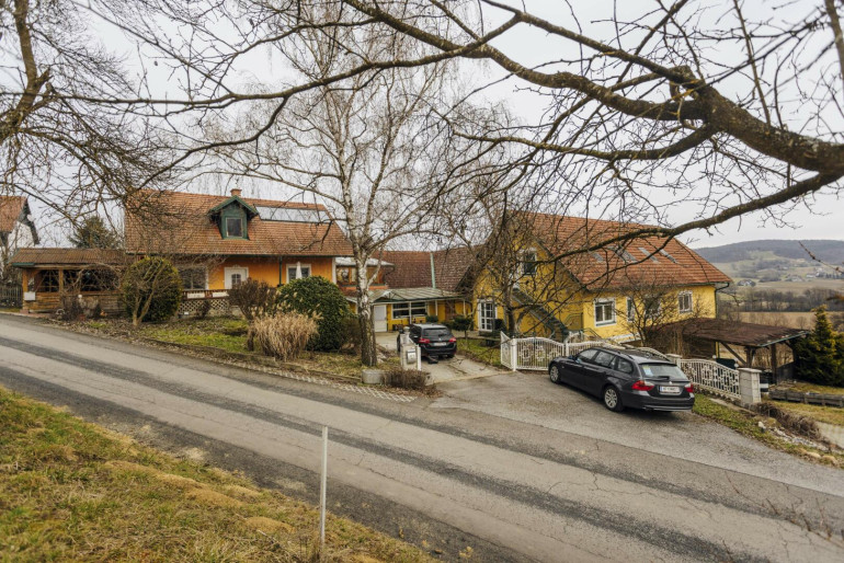 Haus - 8355, Tieschen - 8355: Große Liegenschaft: ehem. Seniorenwohnheim + Wohnhaus + Wohnungen - mit viel Potenzial und großem Grund zu einem fairen Preis in sonniger Ruhelage