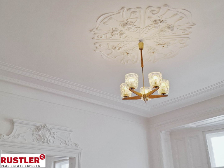 Wohnung - 1040, Wien - Stuck, Kachelofen, Flügeltüren: Altbauliebe mit Klopfbalkon