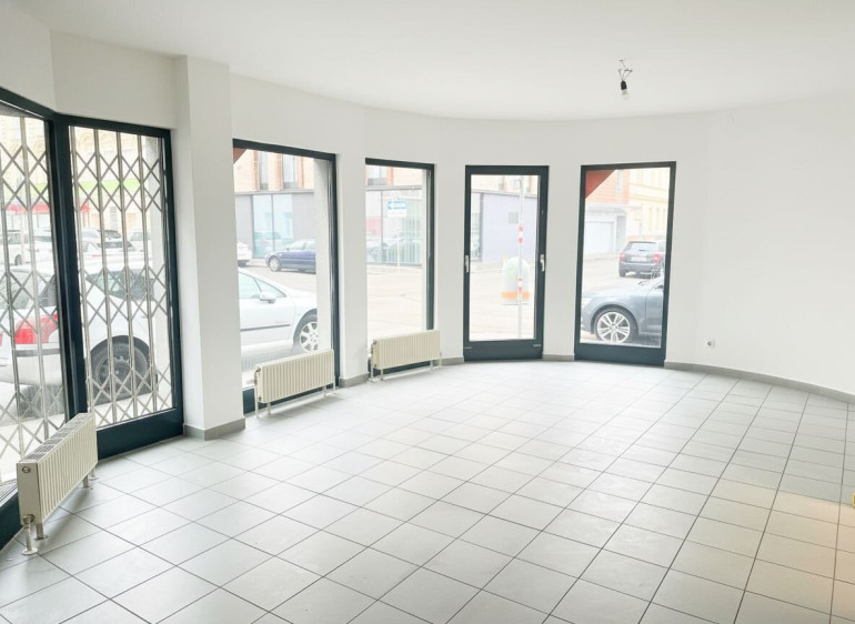 Büro / Praxis - 1100, Wien - UNBEFRISTET: Schauraum, Geschäftslokal, Büro - Große Schaufenster und 3 Eingänge.