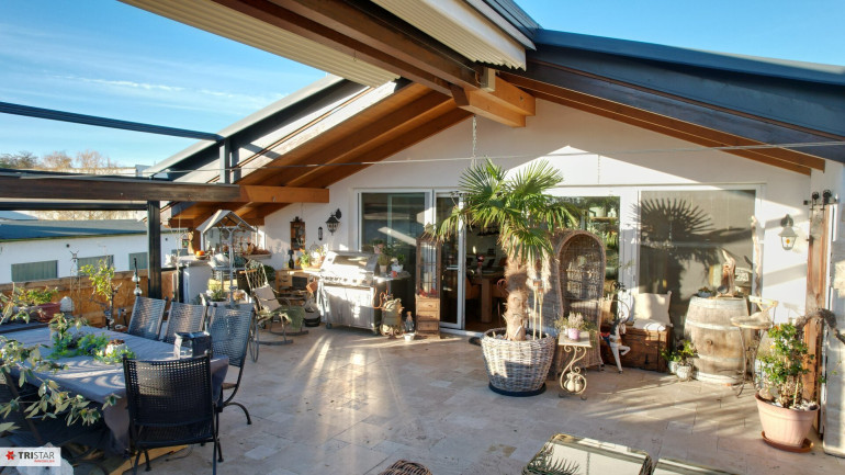 Wohnung - 2000, Stockerau - Penthouse-artige Eigentumswohnung mit 127 m² Außenflächen, 4 Stellplätzen