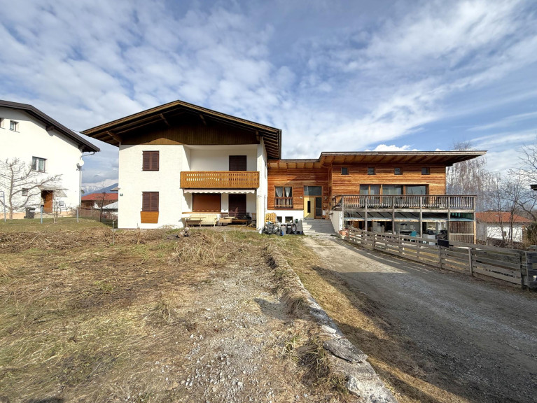 Haus - 6094, Axams - Einmalige Liegenschaft in Axams – Zwei Häuser auf großzügigem Grundstück mit Entwicklungspotential