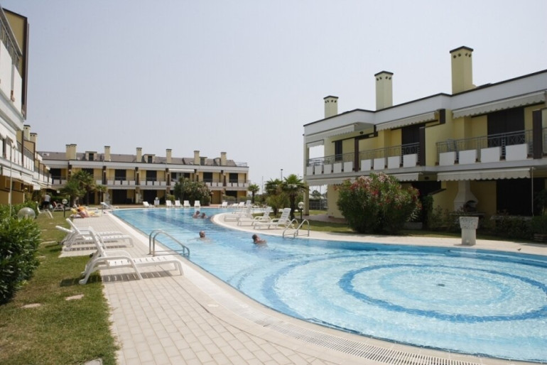 Haus - 33053, Aprilia Marittima - Charmantes Ferienreihenhaus in Aprilia Marittima – Pool, Terrasse