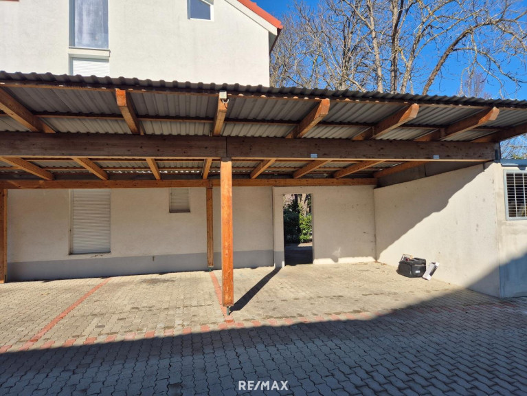 Immobilie - 2483, Ebreichsdorf - Provisionfrei: Überdachter PKW-Stellplatz im Zentrum von Ebreichsdorf – zu verkaufen