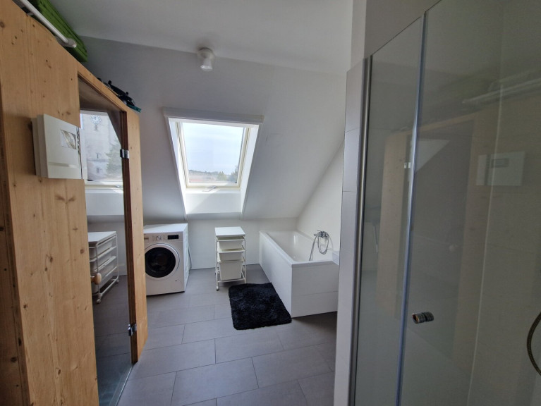 Wohnung - 3400, Klosterneuburg - WOHLFÜHLOASE IM DACHGESCHOSS MIT TERRASSE, PELLETSZENTRALHEIZUNG+HOLZOFEN+SAUNA IM BADEZIMMER!