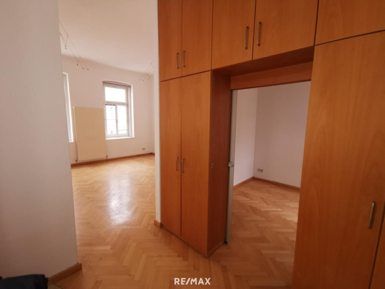 Wohnung - 1070, Wien - Bestlage. 2 Zimmer im Hinterhaus. Großes WZ und hoch. Direktbezug möglich. Oder Eigengestaltung.