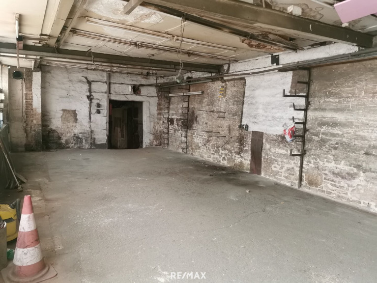 Halle / Lager / Produktion - 1100, Wien,Favoriten - Schnäppchen !!! Werkstatt im Hinterhof & Souterrain; verbunden. Zusätzlich Wohnung oberhalb möglich.