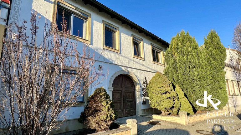 Haus - 2454, Sarasdorf - Geräumiges Familienhaus mit 3 Einheiten! Neurenovierte, moderne Wohnung, Büro, Einliegerwohnung, Garagen, Halle!