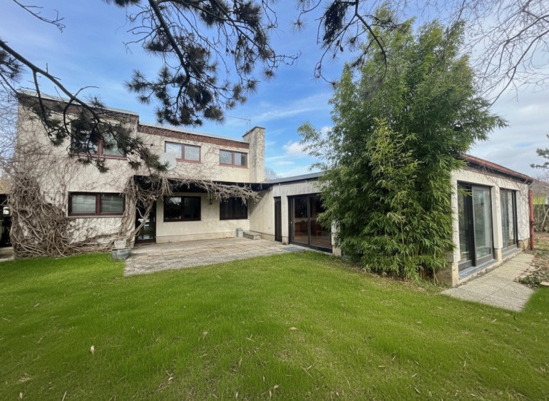 Haus - 1220, Wien,Donaustadt - Retro-Haus mit Indoor-Pool und viel Gestaltungspotenzial