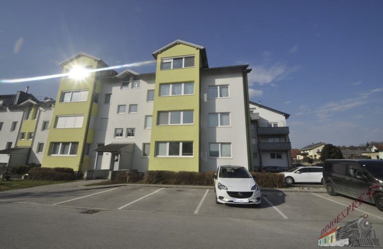 Wohnung - 3100, St. Pölten - Pyhra: Leicht sanierungsbedüftige Dachgeschosswohnung mit Balkon und Tiefgaragen-Stellplatz