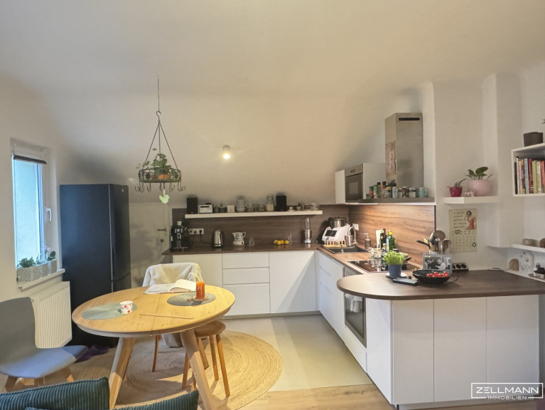 Wohnung - 1230, Wien - Stilvoll saniert & lichtdurchflutet – 3-Zimmer-Dachgeschosswohnung in Bestlage Mauer | ZELLMANN IMMOBILIEN