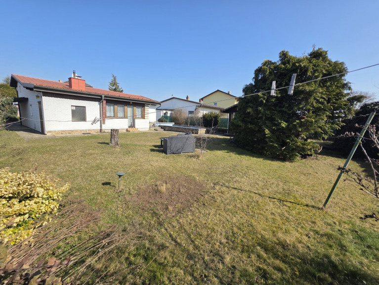 Grundstück - 2230, Gänserndorf - Seltene Gelegenheit: Sonniges Baugrundstück inklusive Pool & altem Haus