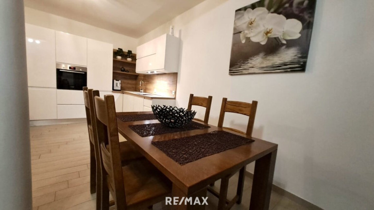 Wohnung - 22212, Tribunj - Neuwertiges 3-Zi Apartment in Tribunj mit Garten, Terrasse & 2 Stellplätzen – 279.000€