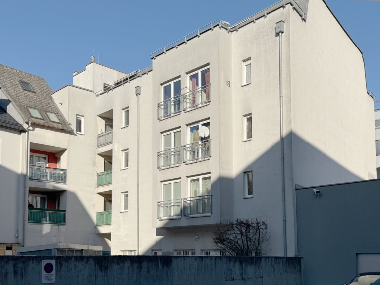 Zinshaus Renditeobjekt - 4600, Wels - Zinshaus im Stadtzentrum: 26 Wohnungen + 3 Geschäftslokale + 16 KFZ-Stellplätze